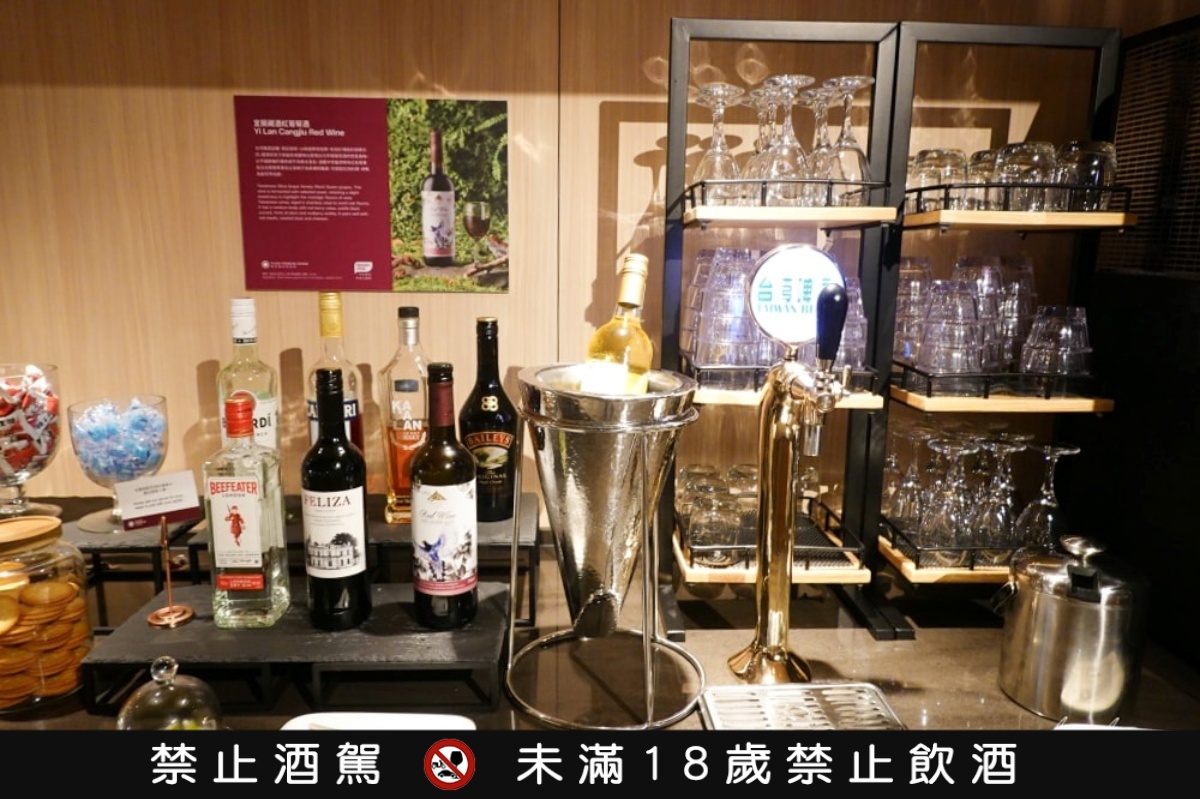 松山機場全新候機室開箱!現煮牛肉麵、台味美食免費吃,網友大推環境舒適 松山機場全新候機室開箱!現煮牛肉麵、台味美食免費吃,網友大推環境舒適