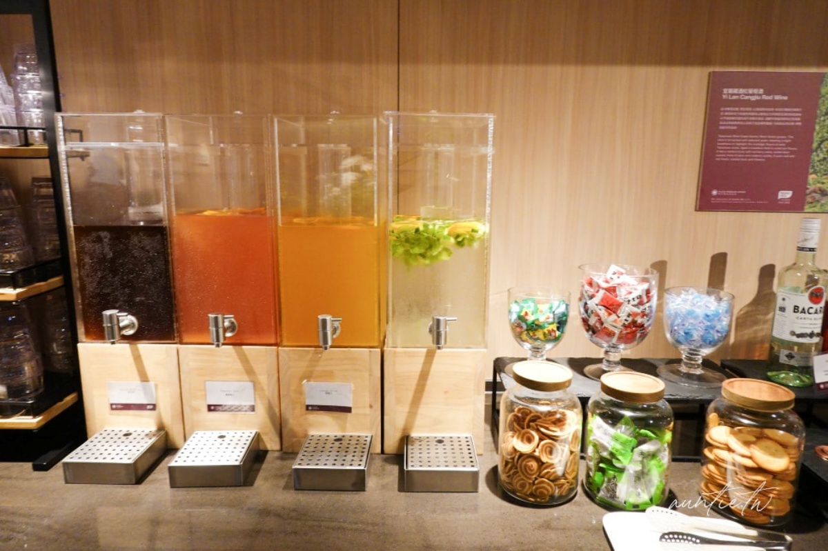 松山機場全新候機室開箱!現煮牛肉麵、台味美食免費吃,網友大推環境舒適 松山機場全新候機室開箱!現煮牛肉麵、台味美食免費吃,網友大推環境舒適