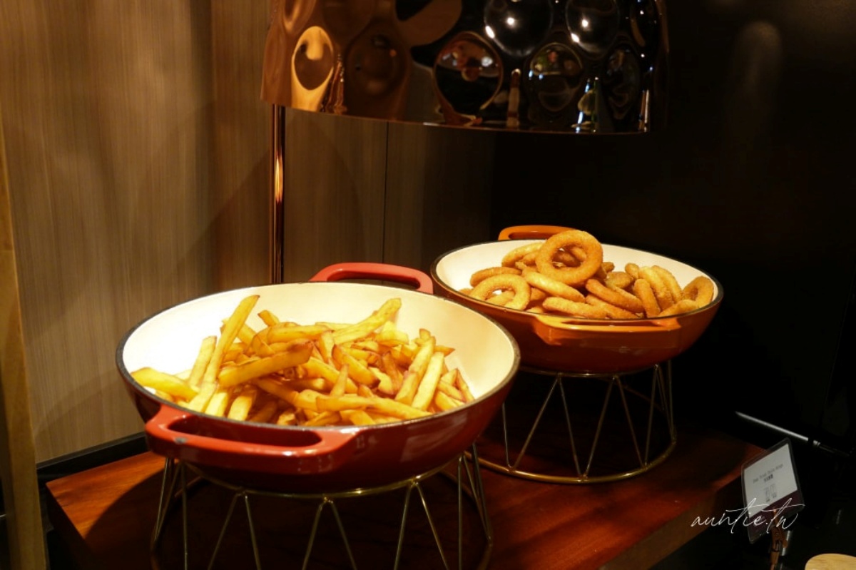 松山機場全新候機室開箱!現煮牛肉麵、台味美食免費吃,網友大推環境舒適 松山機場全新候機室開箱!現煮牛肉麵、台味美食免費吃,網友大推環境舒適