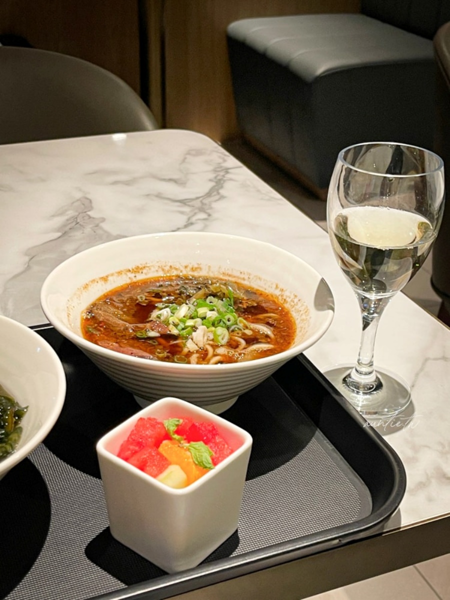 松山機場全新候機室開箱!現煮牛肉麵、台味美食免費吃,網友大推環境舒適 松山機場全新候機室開箱!現煮牛肉麵、台味美食免費吃,網友大推環境舒適