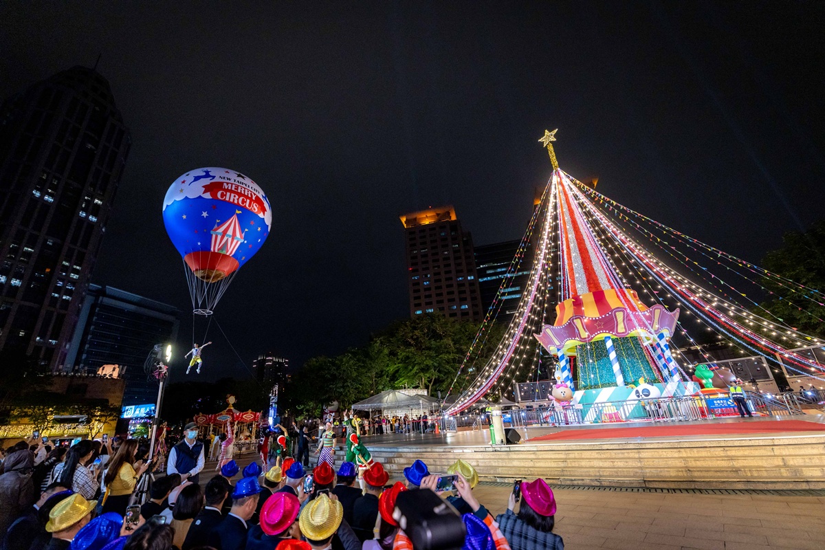 「2025新北歡樂耶誕城」盛大登場!光雕投影秀強勢首演,啦啦隊女神李雅英驚喜現身 「2025新北歡樂耶誕城」盛大登場!光雕投影秀強勢首演,啦啦隊女神李雅英驚喜現身
