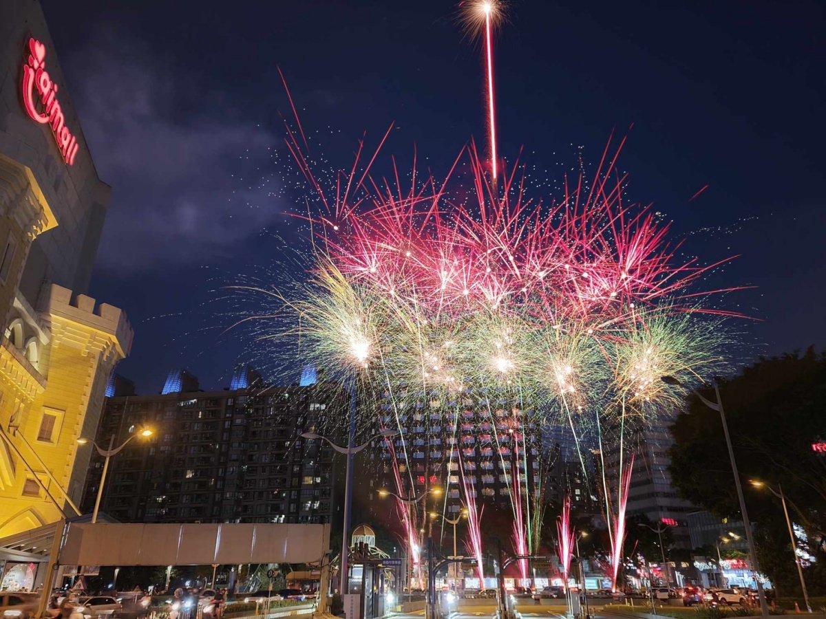 粉色聖誕樂園登場!500隻小熊聖誕樹超夢幻,必拍180秒煙火、10場光霧秀 粉色聖誕樂園登場!500隻小熊聖誕樹超夢幻,必拍180秒煙火、10場光霧秀