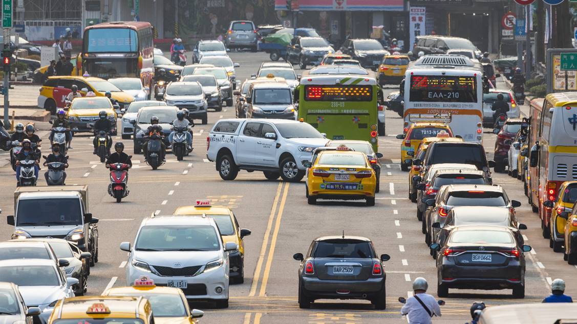 交通新制明年上路！駕駛「做１事」６萬秒繳國庫，車輛也當場移置保管