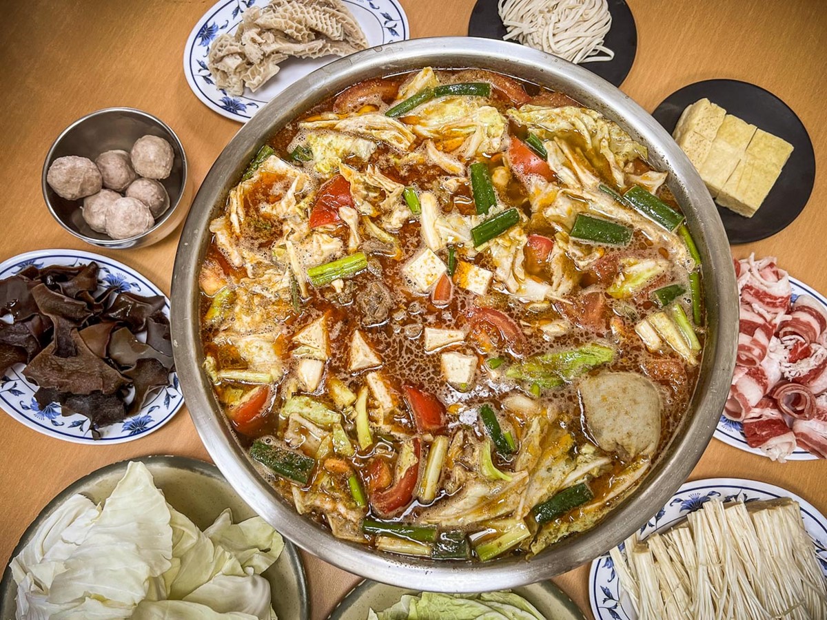 桃園人激推!大分量「鐵盆番茄牛肉鍋」人氣夯,濃郁湯頭一撈滿滿都是料 桃園人激推!大分量「鐵盆番茄牛肉鍋」人氣夯,濃郁湯頭一撈滿滿都是料