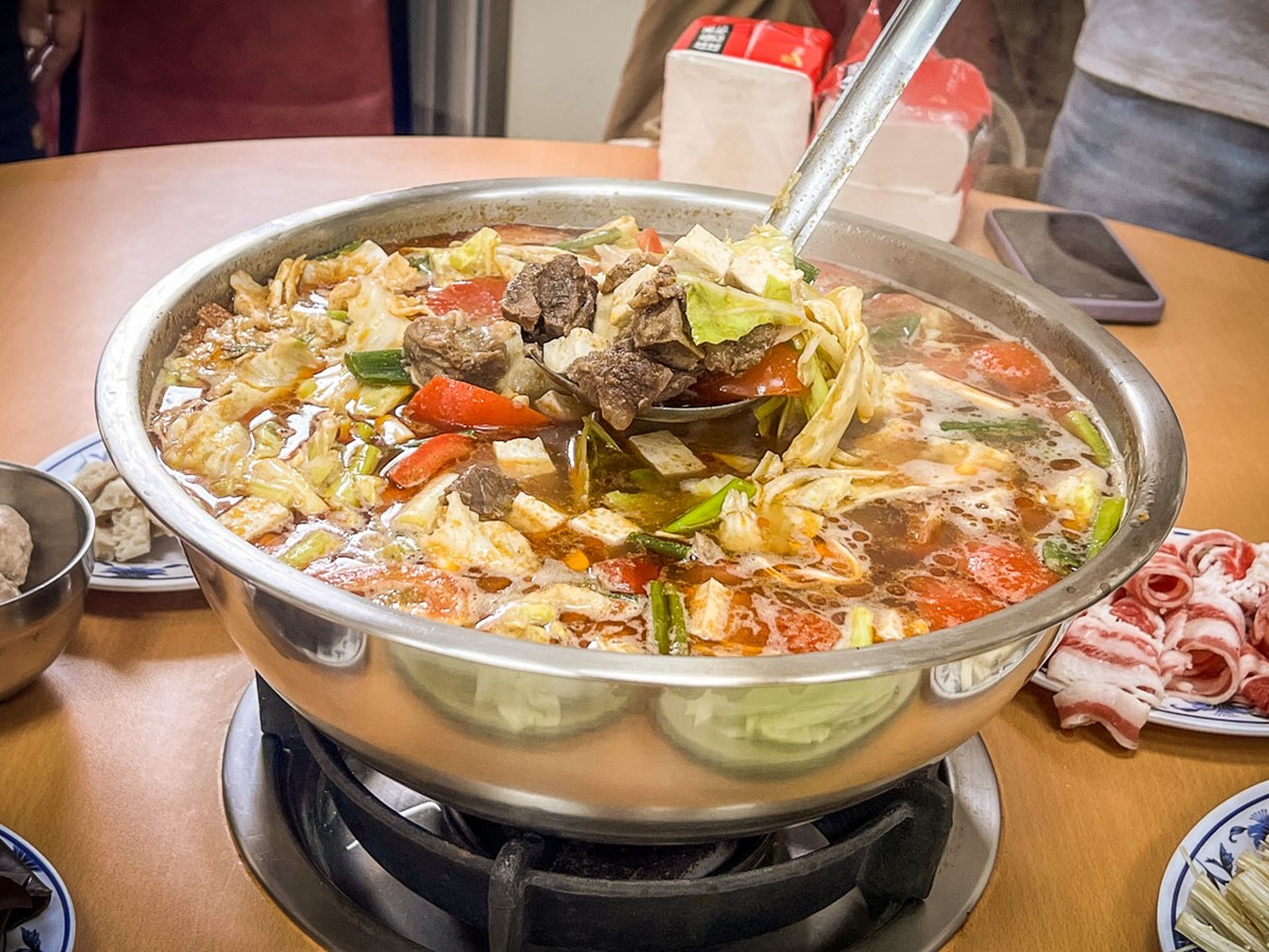 桃園人激推!大分量「鐵盆番茄牛肉鍋」人氣夯,濃郁湯頭一撈滿滿都是料 桃園人激推!大分量「鐵盆番茄牛肉鍋」人氣夯,濃郁湯頭一撈滿滿都是料