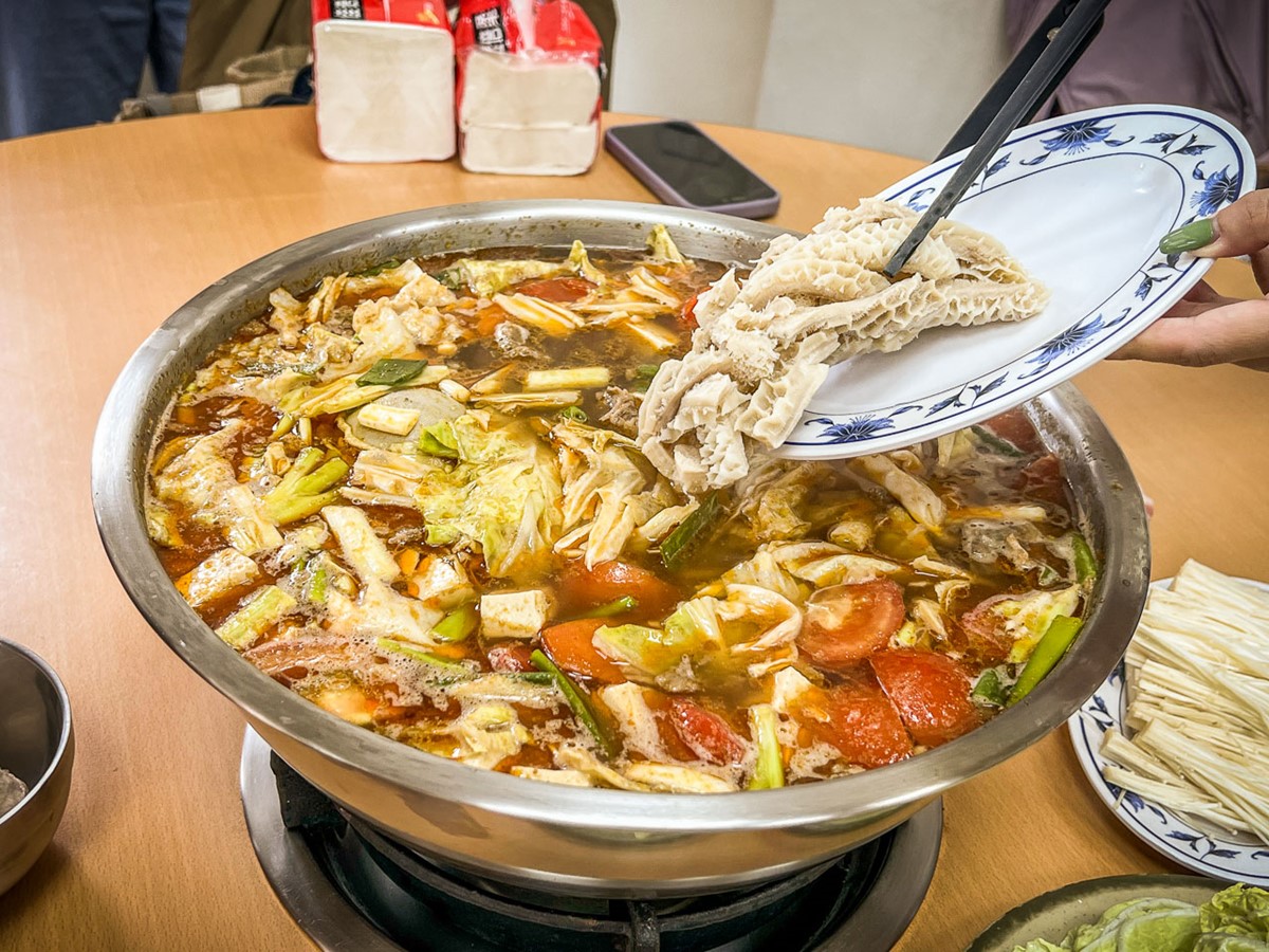 桃園人激推!大分量「鐵盆番茄牛肉鍋」人氣夯,濃郁湯頭一撈滿滿都是料 桃園人激推!大分量「鐵盆番茄牛肉鍋」人氣夯,濃郁湯頭一撈滿滿都是料