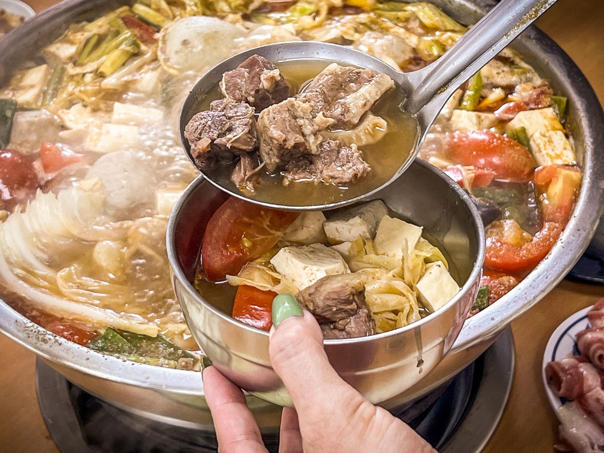 桃園人激推!大分量「鐵盆番茄牛肉鍋」人氣夯,濃郁湯頭一撈滿滿都是料 桃園人激推!大分量「鐵盆番茄牛肉鍋」人氣夯,濃郁湯頭一撈滿滿都是料