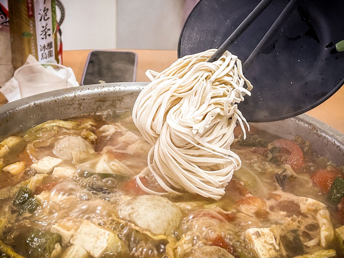 桃園人激推!大分量「鐵盆番茄牛肉鍋」人氣夯,濃郁湯頭一撈滿滿都是料 桃園人激推!大分量「鐵盆番茄牛肉鍋」人氣夯,濃郁湯頭一撈滿滿都是料