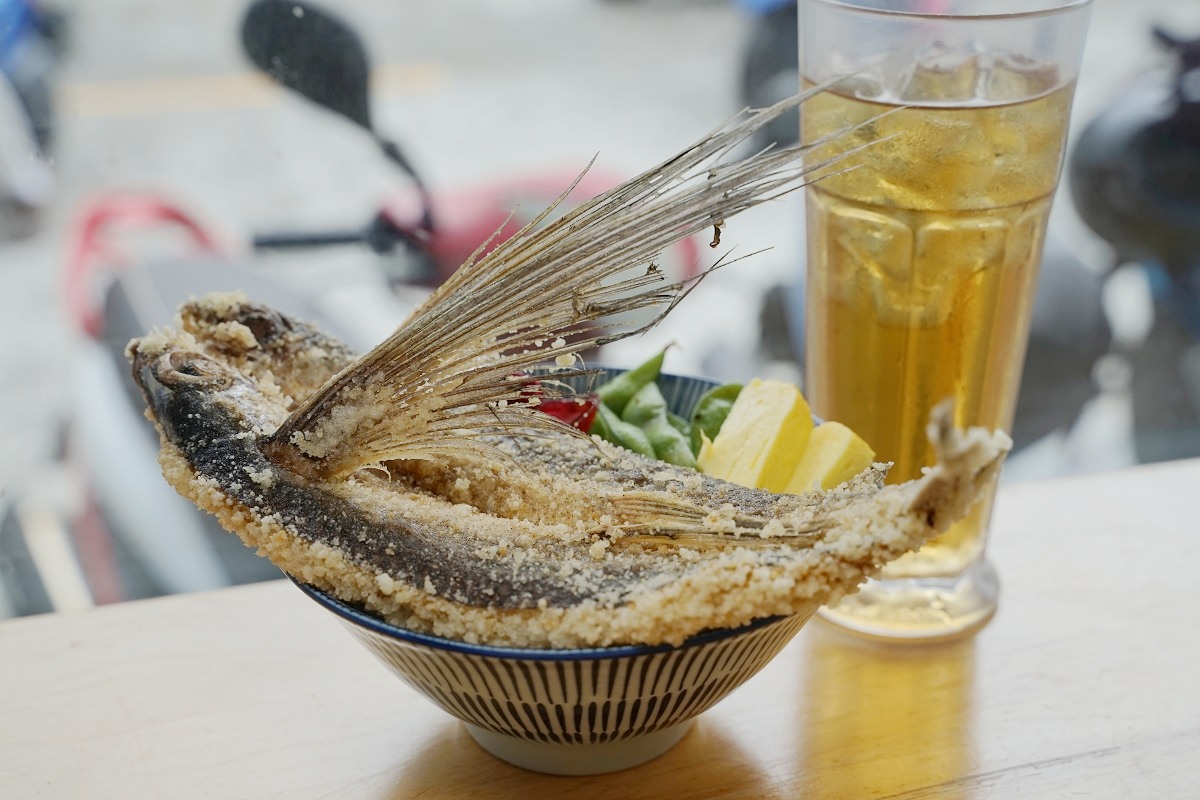 綠島限定美食都在這！整隻炸飛魚丼飯、海草系蔥抓餅，沒吃別說你來過