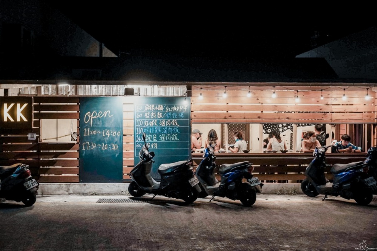 綠島限定美食都在這！整隻炸飛魚丼飯、海草系蔥抓餅，沒吃別說你來過