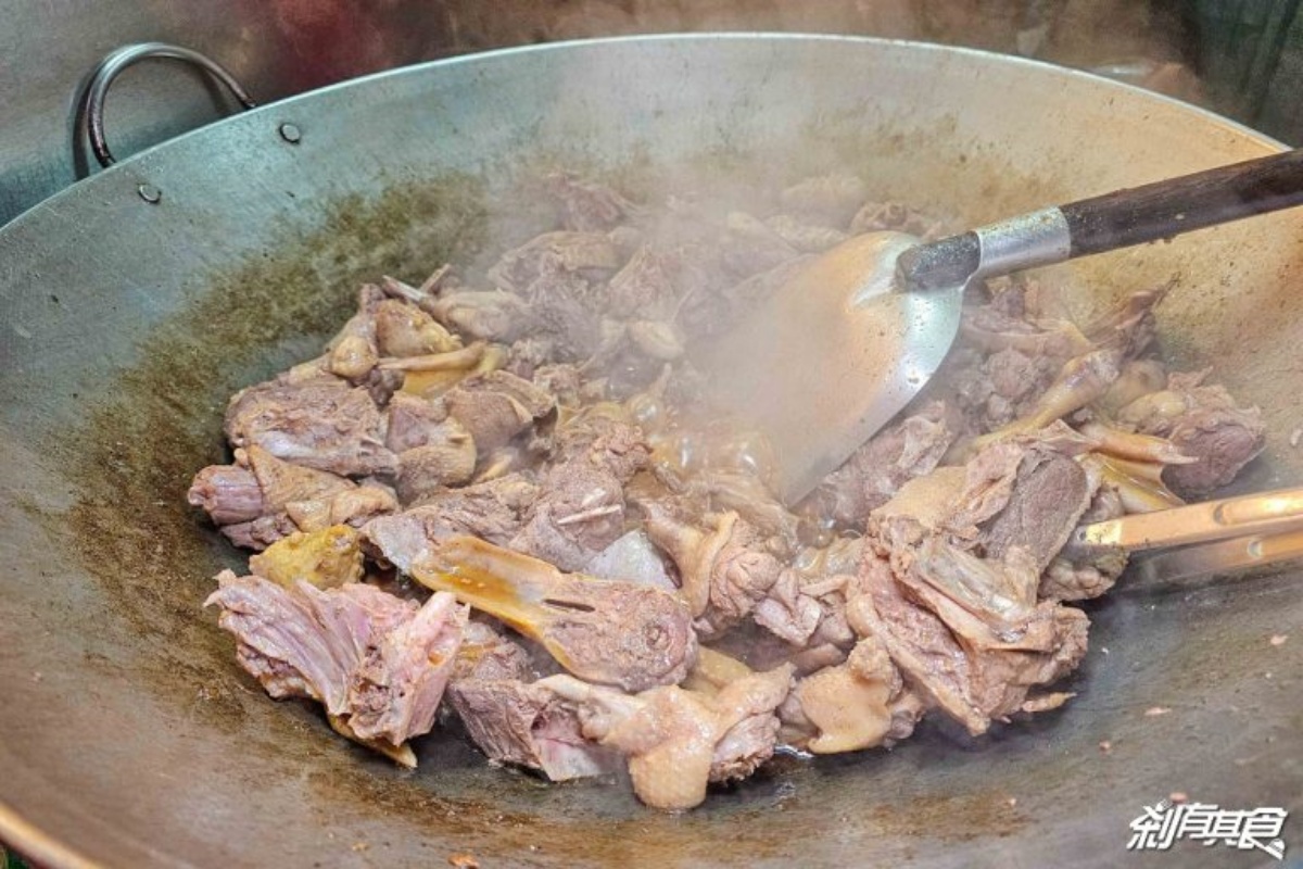 秋冬進補開吃囉！台中人氣薑母鴨推薦６家，紅蟳、蝦膏、和牛都入鍋