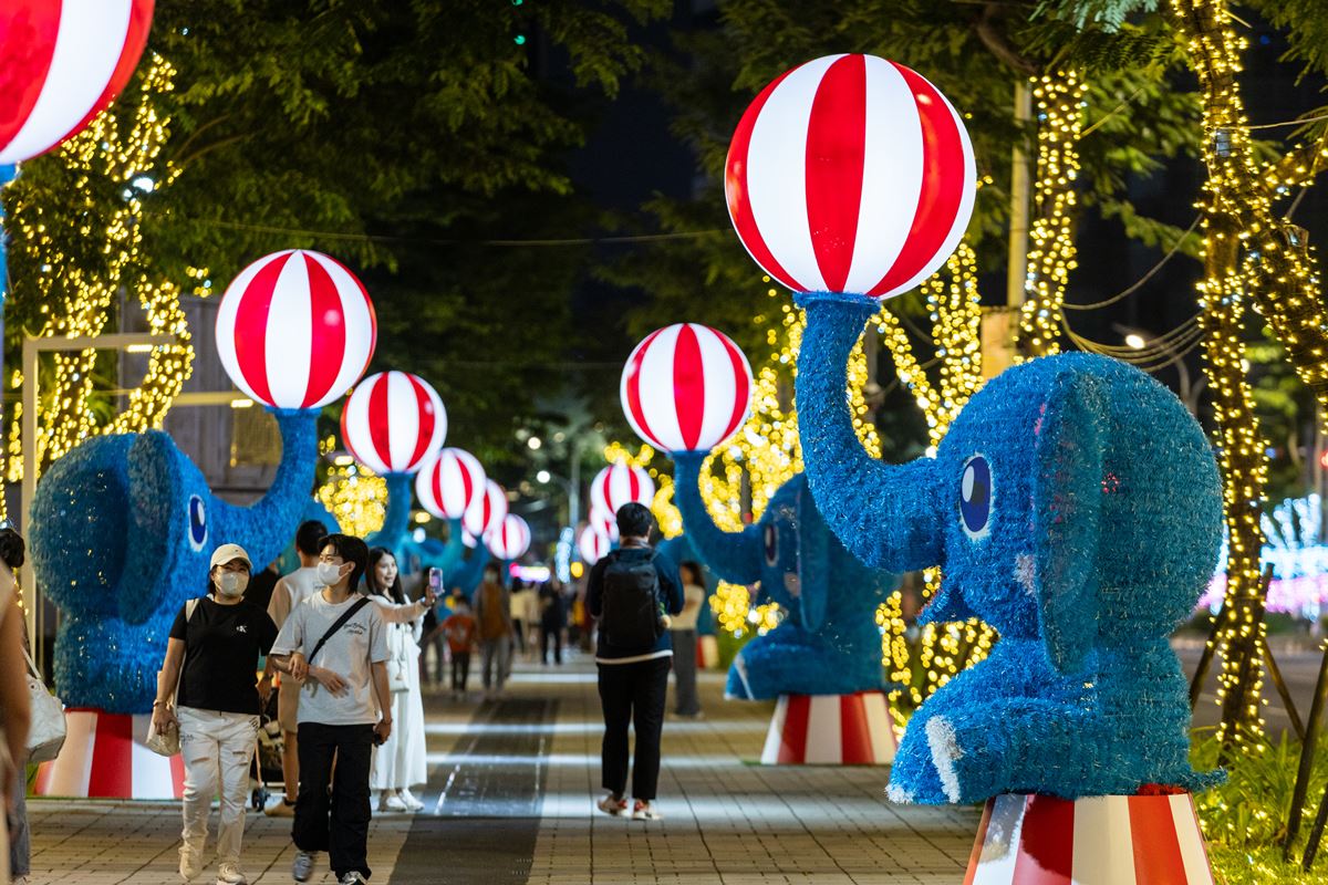 趣味馬戲裝置率先開箱!搶先直擊耶誕亮點,必拍超萌水獺「阿特」 趣味馬戲裝置率先開箱!搶先直擊耶誕亮點,必拍超萌水獺「阿特」