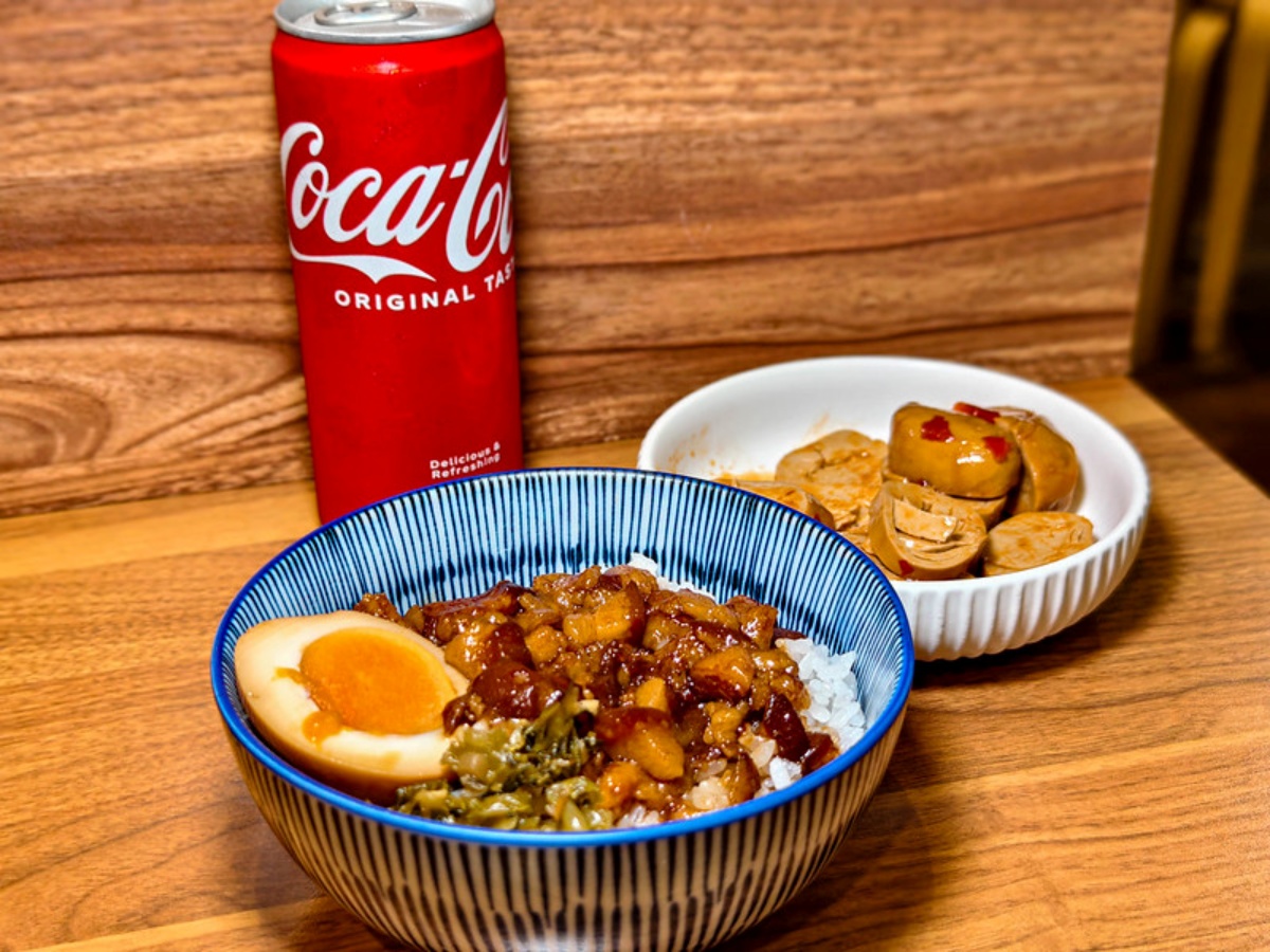 台北神級滷肉飯！４個大男孩賣眷村味「搬家照樣客滿」，饕客：入口膠質滿滿
