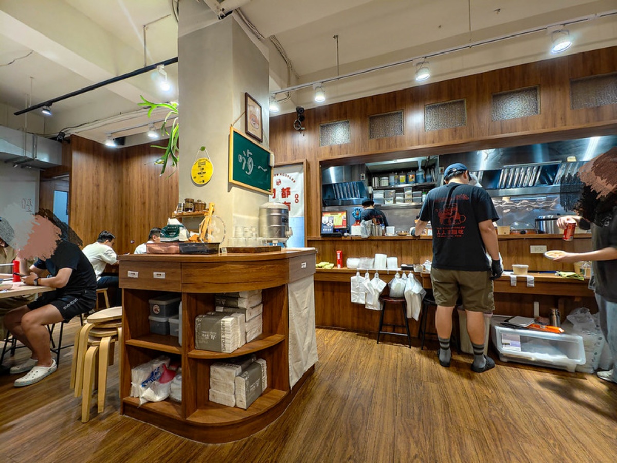 台北神級滷肉飯！４個大男孩賣眷村味「搬家照樣客滿」，饕客：入口膠質滿滿