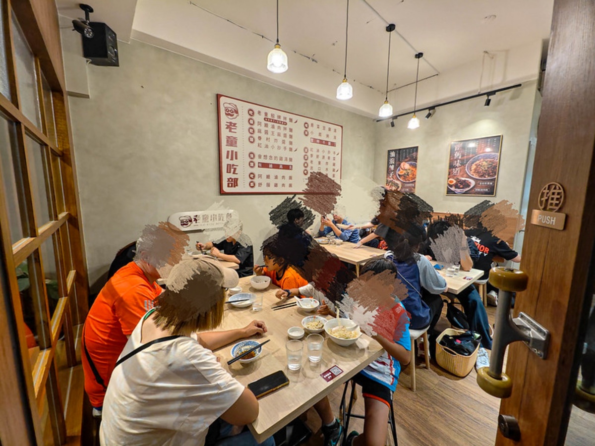 台北神級滷肉飯！４個大男孩賣眷村味「搬家照樣客滿」，饕客：入口膠質滿滿