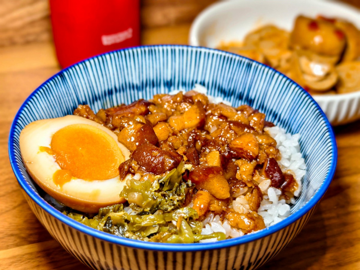 台北神級滷肉飯！４個大男孩賣眷村味「搬家照樣客滿」，饕客：入口膠質滿滿