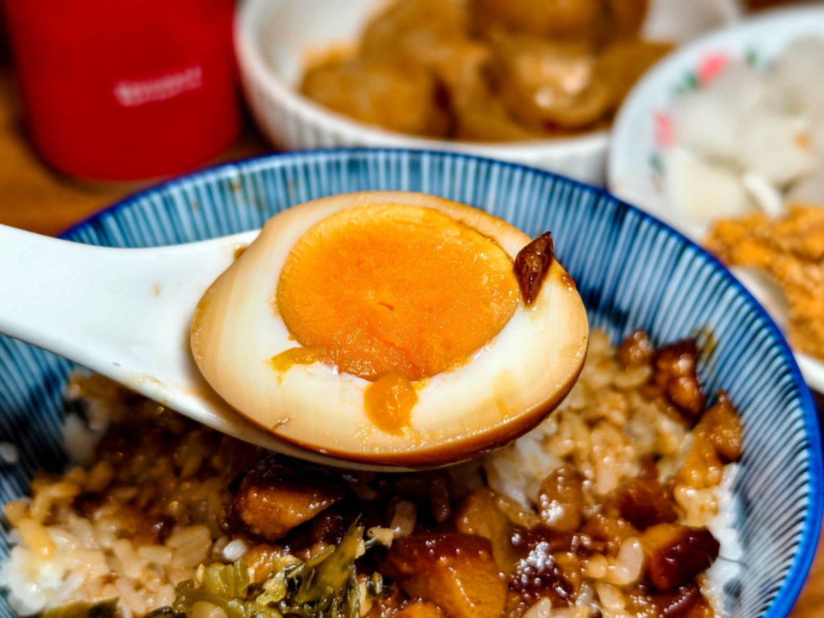 台北神級滷肉飯！４個大男孩賣眷村味「搬家照樣客滿」，饕客：入口膠質滿滿
