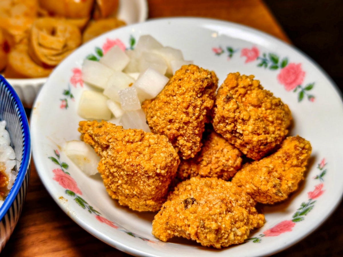 台北神級滷肉飯！４個大男孩賣眷村味「搬家照樣客滿」，饕客：入口膠質滿滿