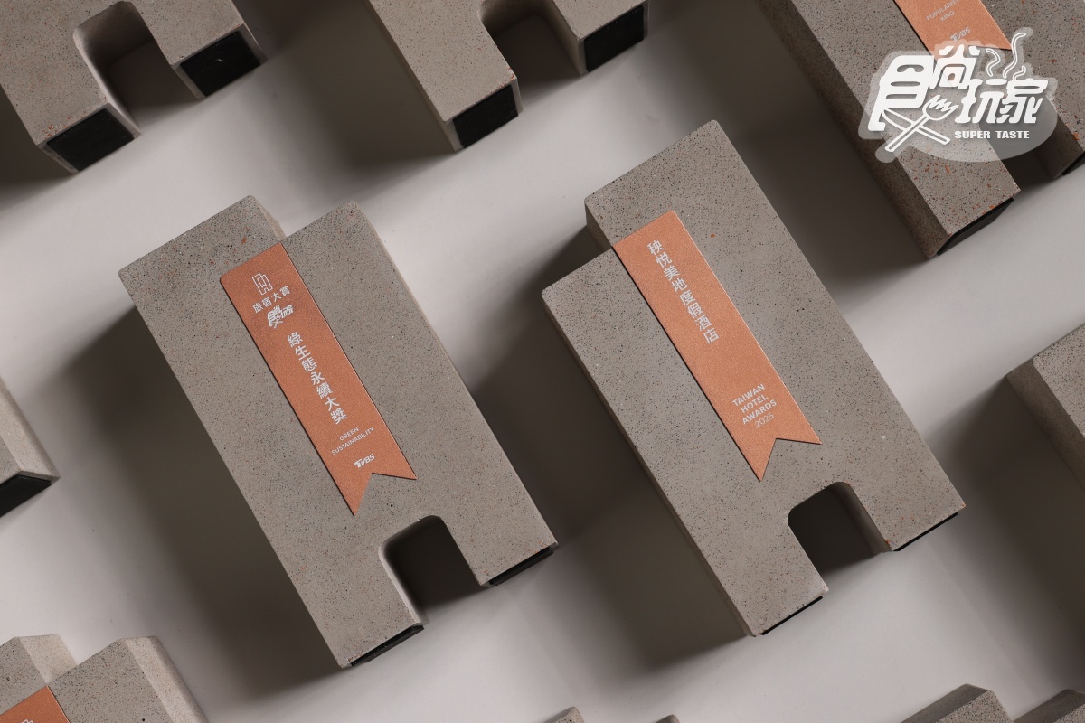 全台首創生態水泥獎盃!「食尚玩家旅宿大賞」3方跨界合作,廢棄紅磚也能變藝術 全台首創生態水泥獎盃!「食尚玩家旅宿大賞」3方跨界合作,廢棄紅磚也能變藝術