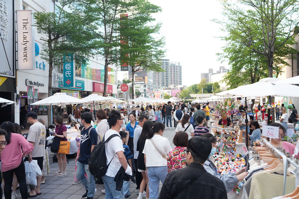 新北耶誕城必拍「超夢幻燈區」!加碼逛府中商圈週末市集,街頭表演輪番登場 新北耶誕城必拍「超夢幻燈區」!加碼逛府中商圈週末市集,街頭表演輪番登場