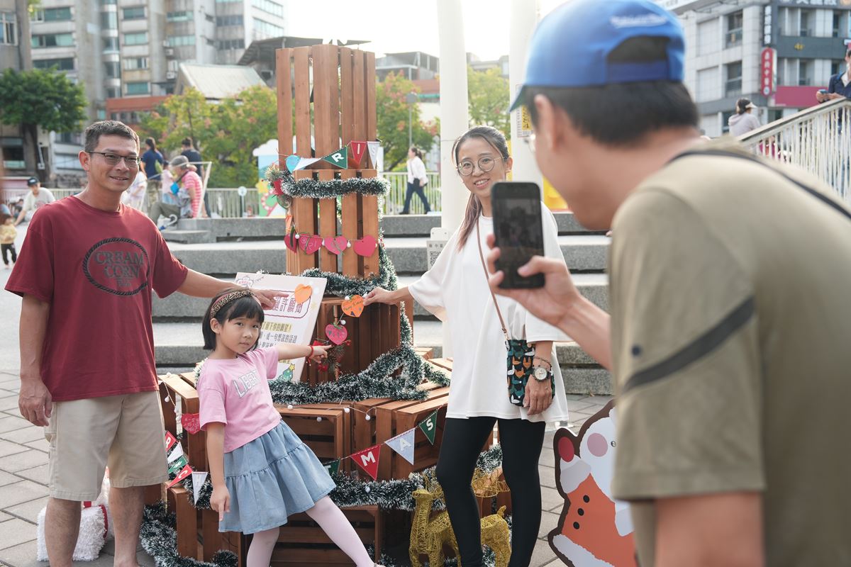 新北耶誕城必拍「超夢幻燈區」!加碼逛府中商圈週末市集,街頭表演輪番登場 新北耶誕城必拍「超夢幻燈區」!加碼逛府中商圈週末市集,街頭表演輪番登場