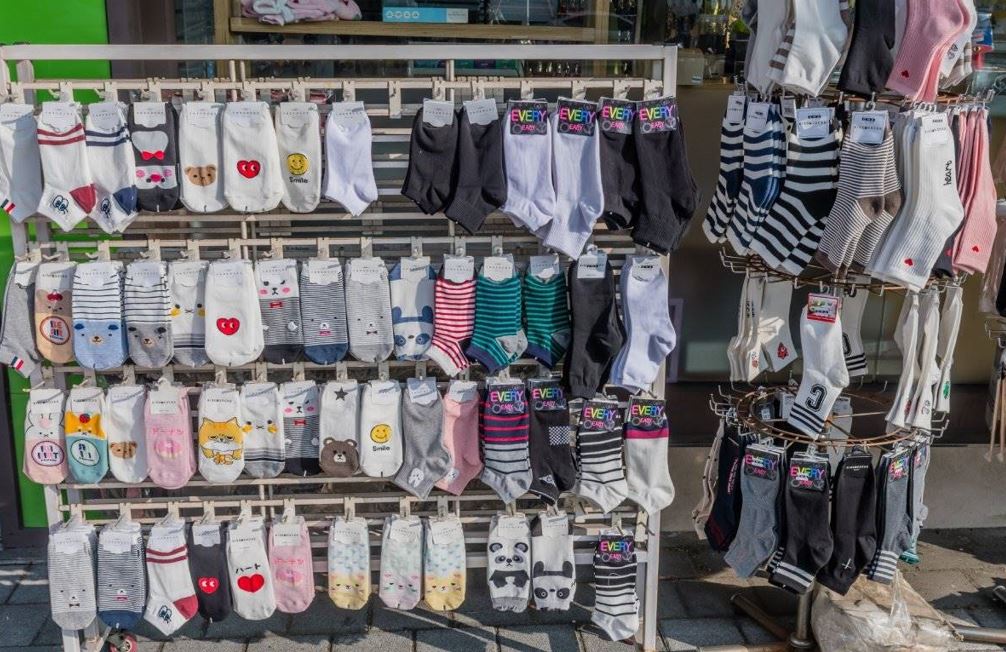 韓國街頭都在賣「1日常小物」!台灣遊客狂搬大讚:便宜好穿又好看 韓國街頭都在賣「1日常小物」!台灣遊客狂搬大讚:便宜好穿又好看