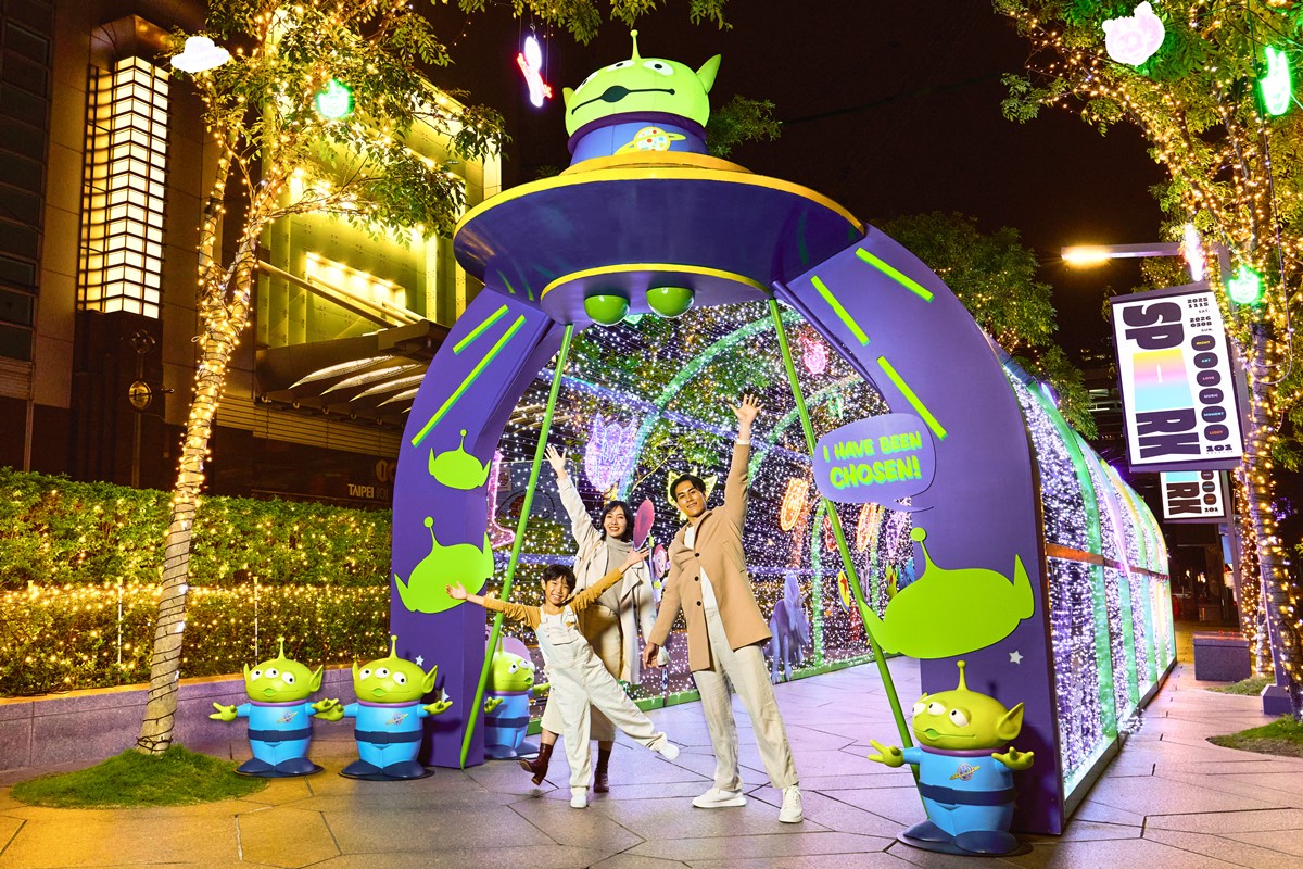 《玩具總動員》出沒台北101！打造４大夢幻場景：星際奇幻光廊、胡迪牛仔驛站