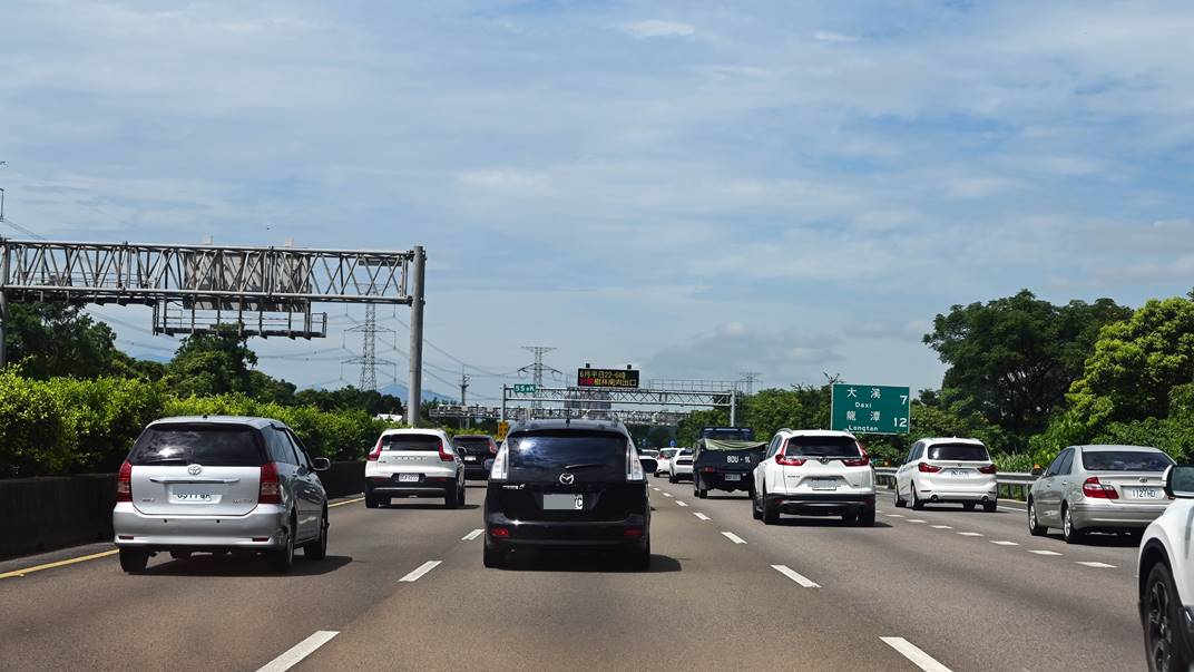 汽車族注意！上路時「做錯１事」３萬６繳國庫，高公局點名６大危險情境