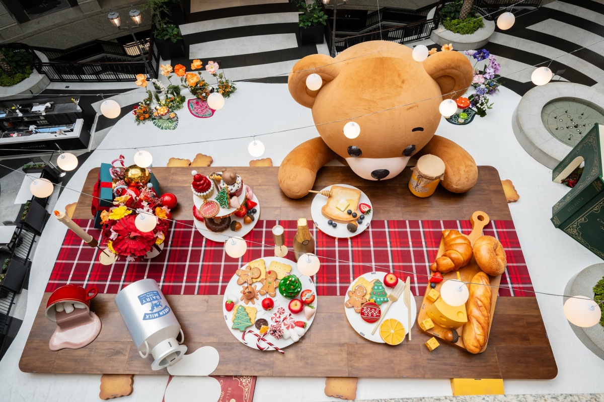 「巨型聖誕熊」降落信義區！打卡巨大聖誕餐桌＋童話幻境，加碼粉色告白大道