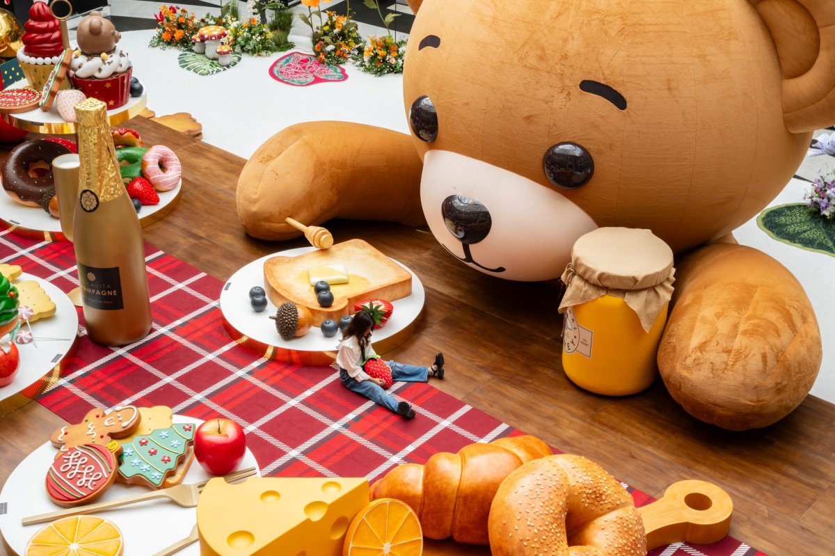 「巨型聖誕熊」降落信義區!打卡巨大聖誕餐桌+童話幻境,加碼粉色告白大道 「巨型聖誕熊」降落信義區!打卡巨大聖誕餐桌+童話幻境,加碼粉色告白大道