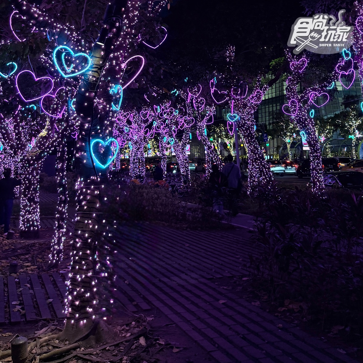 「巨型聖誕熊」降落信義區！打卡巨大聖誕餐桌＋童話幻境，加碼粉色告白大道