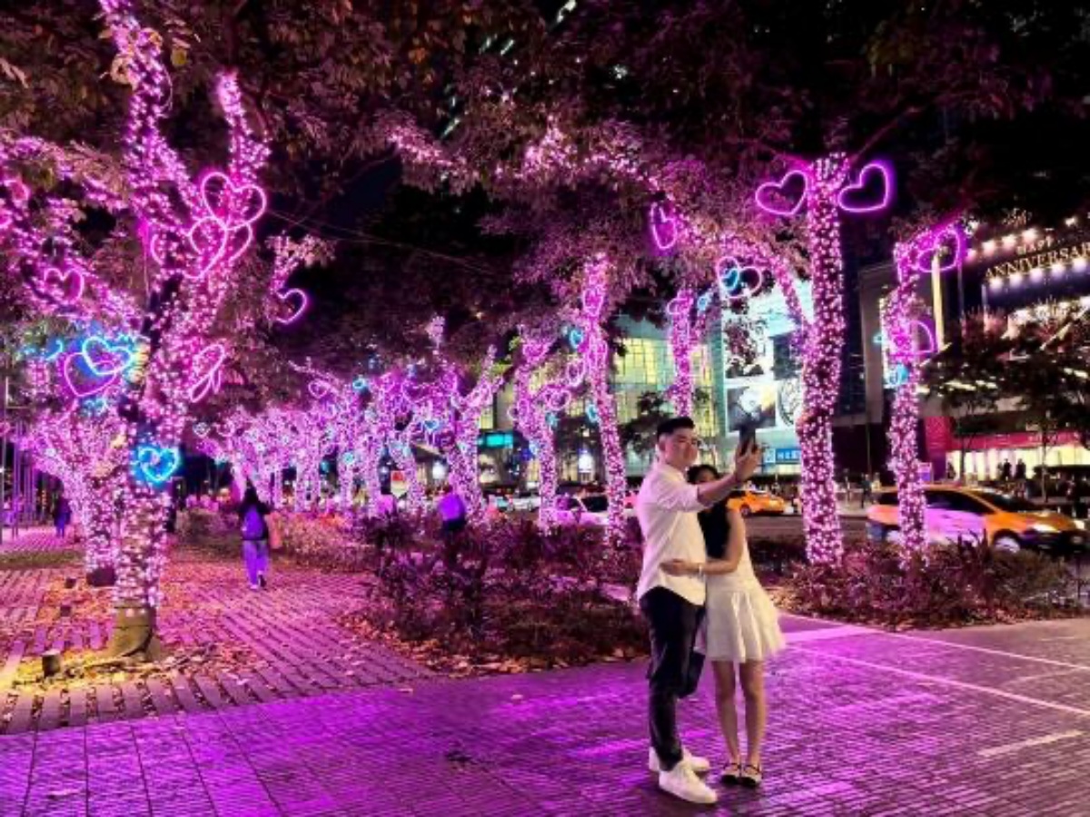 「巨型聖誕熊」降落信義區！打卡巨大聖誕餐桌＋童話幻境，加碼粉色告白大道