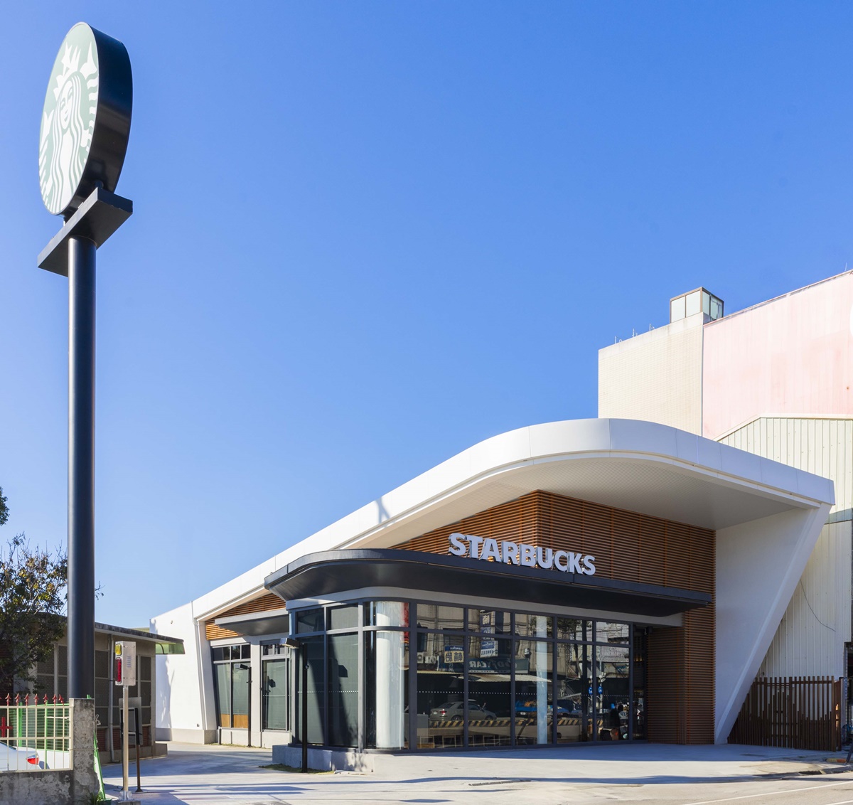 星巴克買一送一!年底前週一把握喝,耶誕周邊85折、台中「馬鞍造型」新門市 星巴克買一送一!年底前週一把握喝,耶誕周邊85折、台中「馬鞍造型」新門市