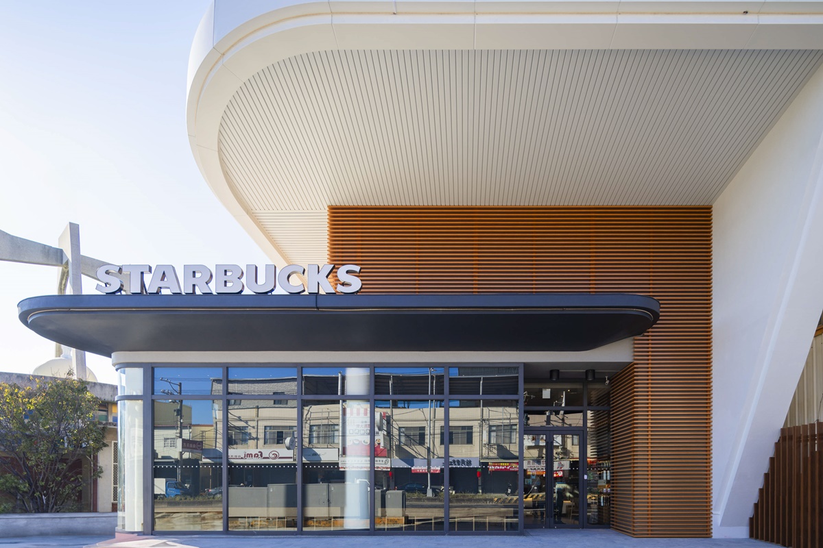 星巴克買一送一!年底前週一把握喝,耶誕周邊85折、台中「馬鞍造型」新門市 星巴克買一送一!年底前週一把握喝,耶誕周邊85折、台中「馬鞍造型」新門市