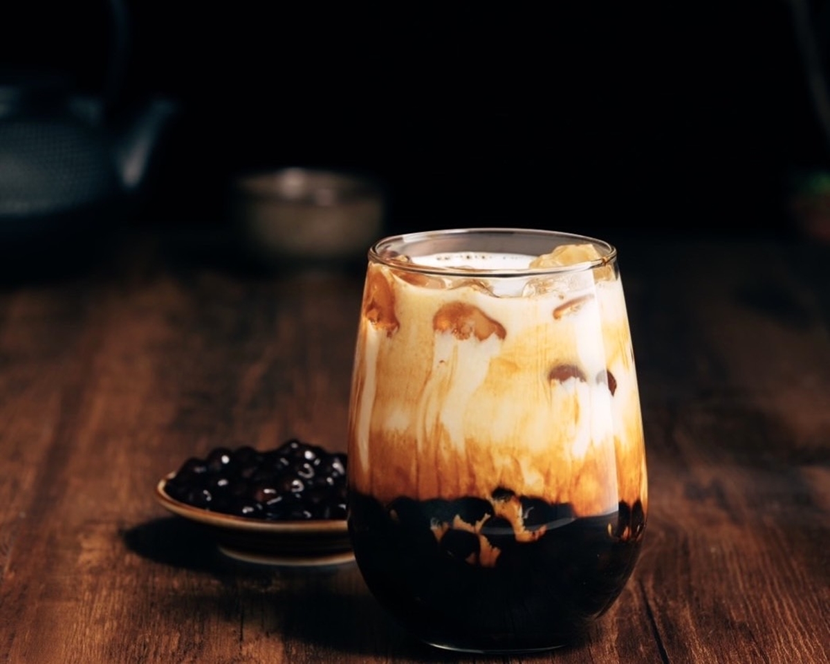 白玉奶茶買一送一!人氣日系手搖限量優惠快搶,蜂蜜珍珠+夕燒珍珠超欠喝 白玉奶茶買一送一!人氣日系手搖限量優惠快搶,蜂蜜珍珠+夕燒珍珠超欠喝