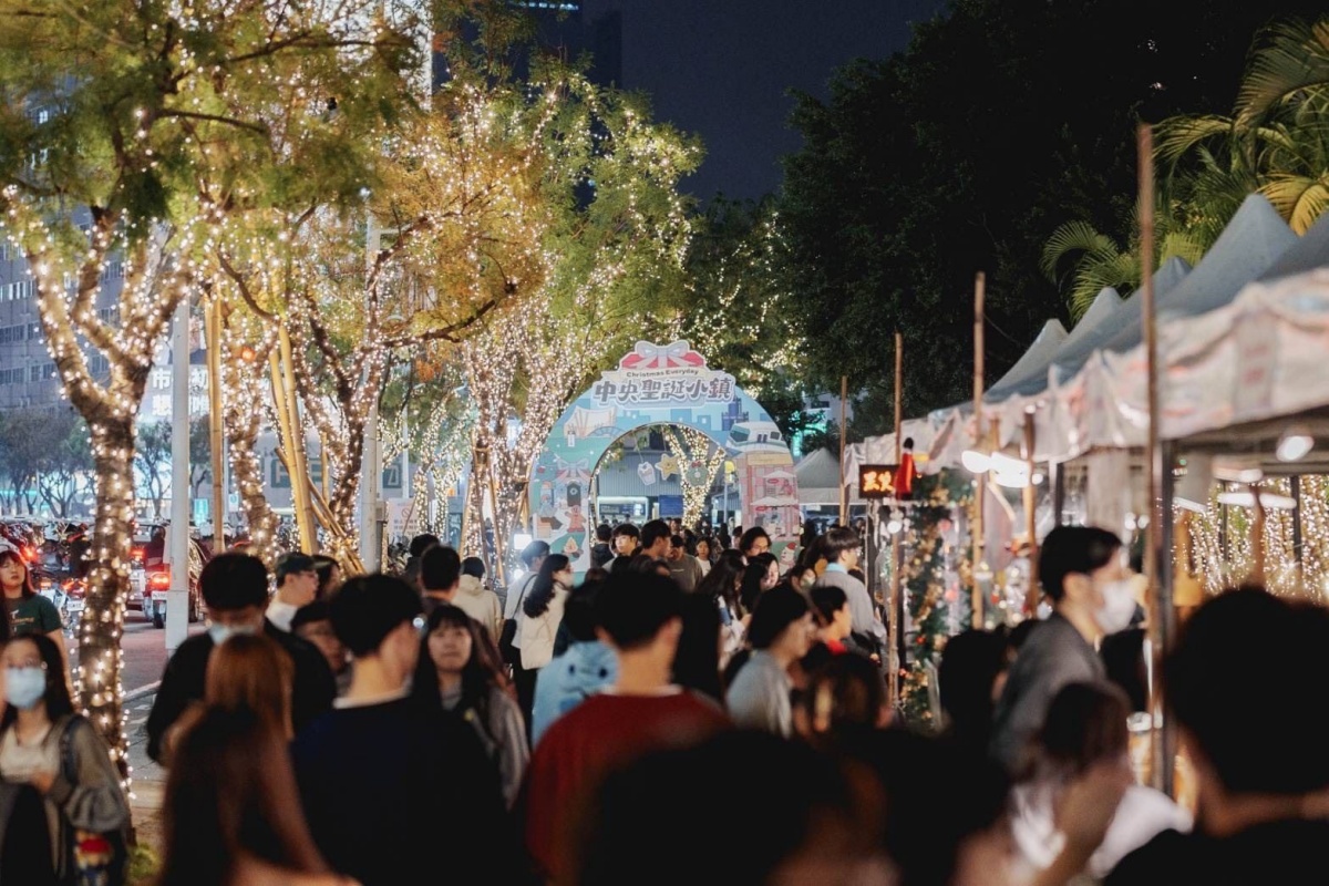 26米星光聖誕樹點燈!「2025高雄聖誕生活節」開跑,免費演唱會陣容超豪華 26米星光聖誕樹點燈!「2025高雄聖誕生活節」開跑,免費演唱會陣容超豪華