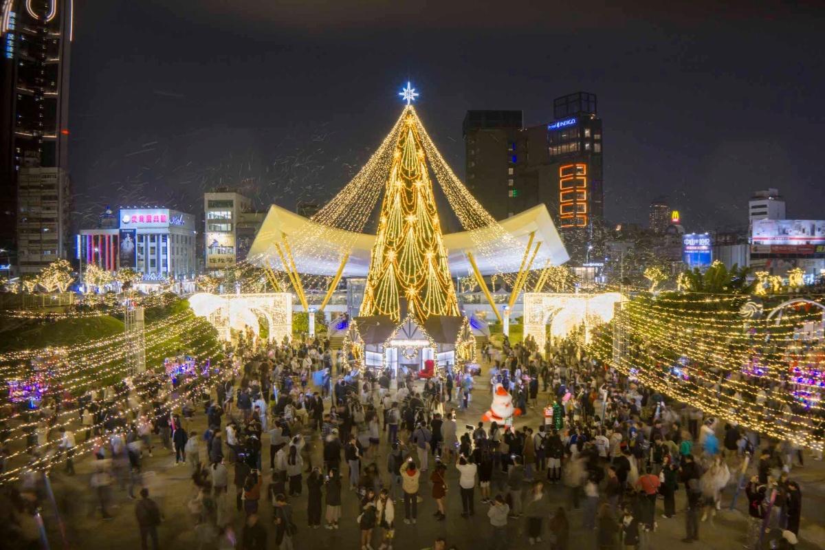26米星光聖誕樹點燈!「2025高雄聖誕生活節」開跑,免費演唱會陣容超豪華 26米星光聖誕樹點燈!「2025高雄聖誕生活節」開跑,免費演唱會陣容超豪華