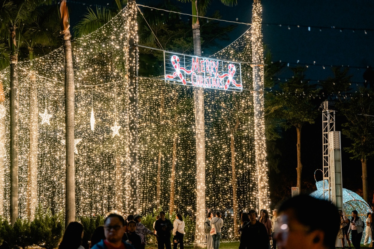 26米星光聖誕樹點燈!「2025高雄聖誕生活節」開跑,免費演唱會陣容超豪華 26米星光聖誕樹點燈!「2025高雄聖誕生活節」開跑,免費演唱會陣容超豪華
