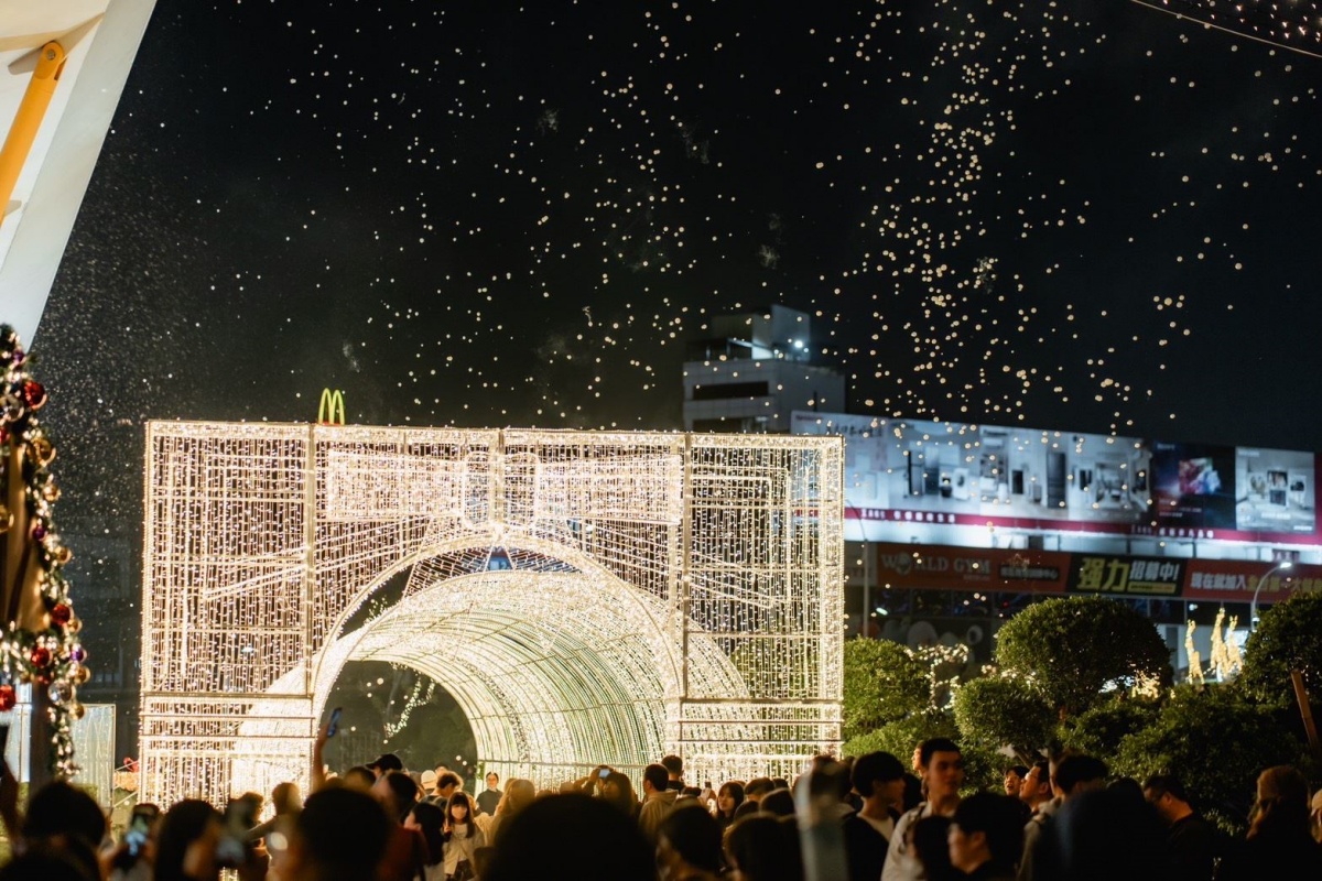 26米星光聖誕樹點燈!「2025高雄聖誕生活節」開跑,免費演唱會陣容超豪華 26米星光聖誕樹點燈!「2025高雄聖誕生活節」開跑,免費演唱會陣容超豪華