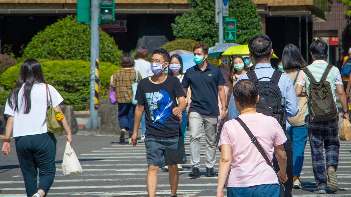 一堆人不知道！他綠燈過馬路「１原因」遭罰500元，警方曝正確做法