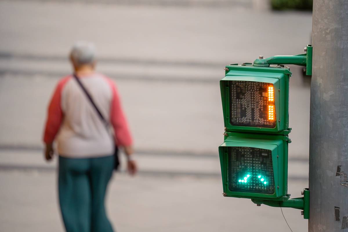 一堆人不知道!他綠燈過馬路「1原因」遭罰500元,警方曝正確做法 一堆人不知道!他綠燈過馬路「1原因」遭罰500元,警方曝正確做法