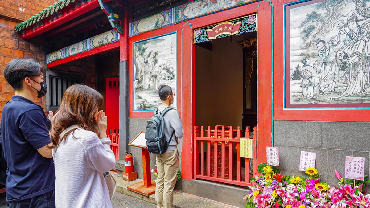 月老不只能求姻緣！供桌擺滿「１物」讓外國遊客看傻，網友狂點頭：真的靈驗