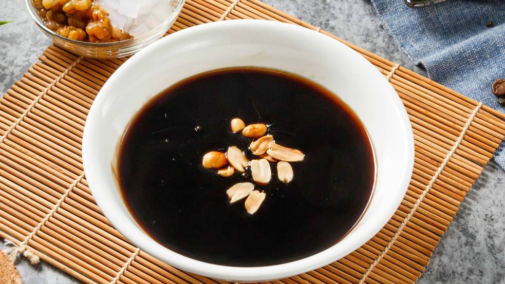 不是紅豆、芋圓！他吃燒仙草「加１物」被稱怪咖，老饕力挺：超好吃