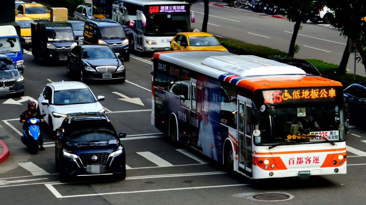 方向燈要打多久才能轉彎、變換車道？交通部給答案，做錯秒噴6000元