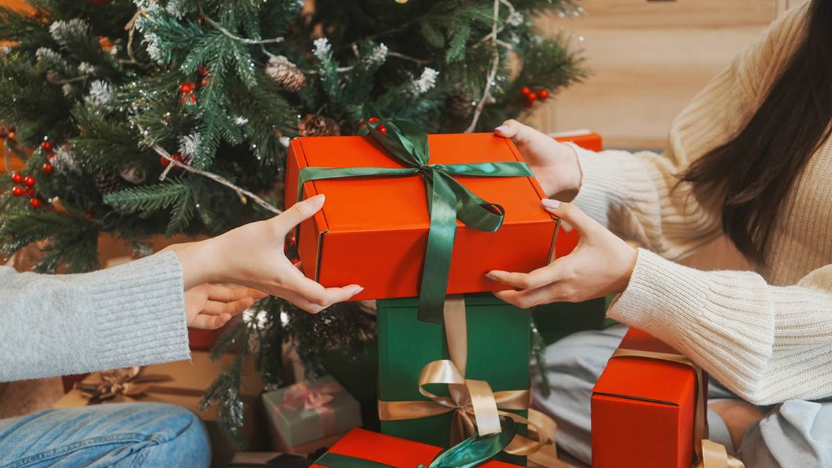 別再送馬克杯！他交換禮物買「１物」被上萬人狂讚：史上最棒、會增值