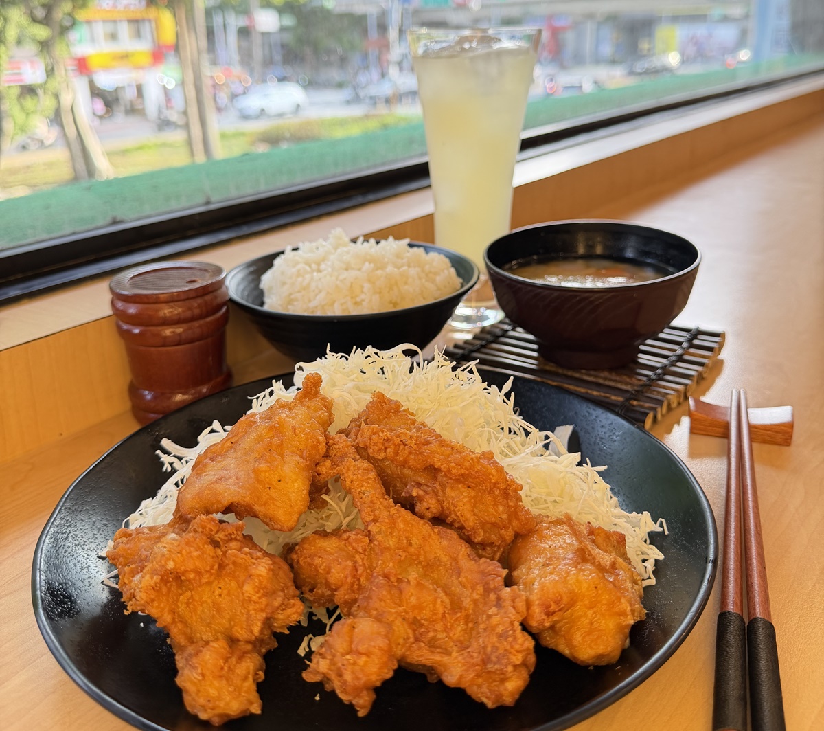 「吉豚屋定食買一送一」手刀搶！149元爽嗑唐揚雞、海陸拼盤，加碼送炸海老