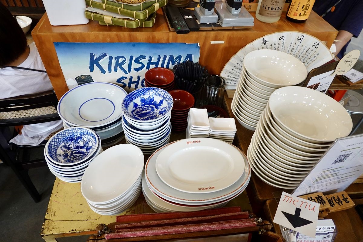 萬華世界下午酒場提供各種碗盤，讓客人能點完酒後，去市場採買自己想吃的下酒菜。