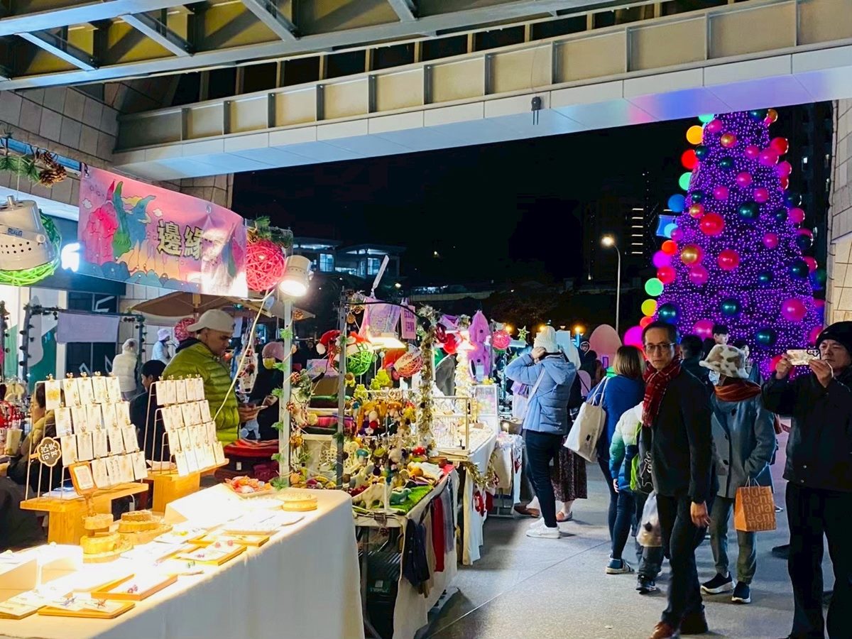 免飛日本衝「環球快閃店」!免費打卡3公尺超Q沒牙,小小兵、侏羅紀公園周邊 免飛日本衝「環球快閃店」!免費打卡3公尺超Q沒牙,小小兵、侏羅紀公園周邊