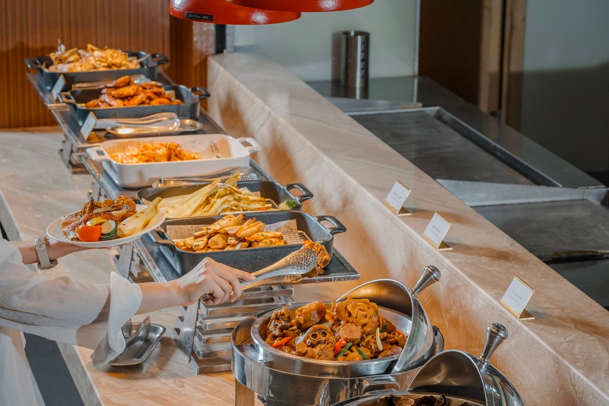 ４人同行１人免費！698元嗑大分量牛排＋自助吧，海鮮、異國料理百道吃到飽