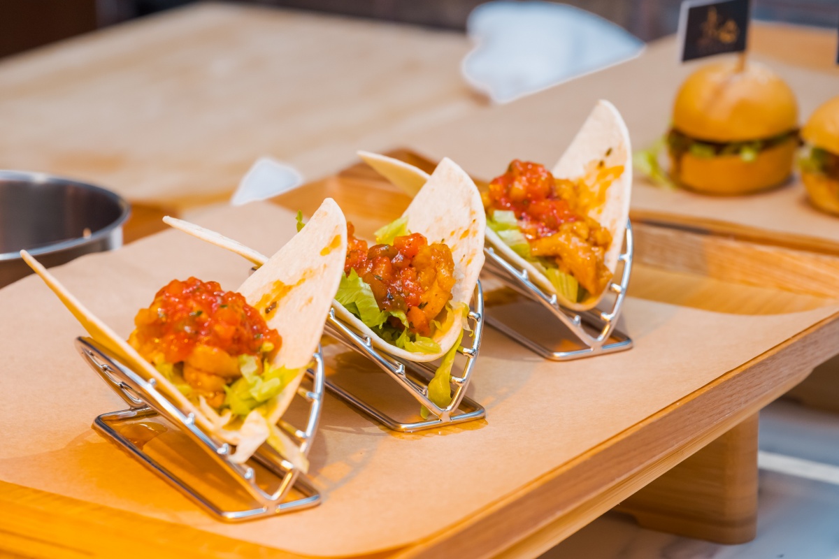 ４人同行１人免費！698元嗑大分量牛排＋自助吧，海鮮、異國料理百道吃到飽